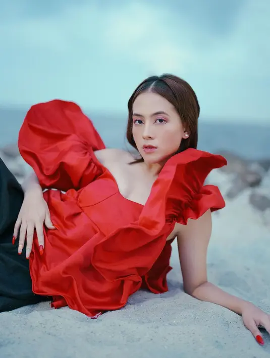 Layaknya seorang model profesional, Zara menunjukkan pesona kecantikannya yang sukses mencuri perhatian netizen, terutama sang kekasih, Abimanyu. (Instagram/zaraadhsty)