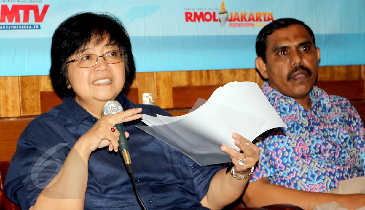 Menteri LHK, Siti Nurbaya (kiri) dan Ketua LSM Huma Chalid Muhammad saat dialog Forum Senator untuk Rakyat bertajuk "Hutan Indonesia di Persimpangan Nawacita" di kawasan Cikini, Jakarta, Minggu (31/5/2015). (Liputan6.com/Helmi Afandi)