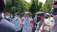 Pimpinan imigrasi Gorontalo saat menemui masa aksi di depan halaman Kantor Imigrasi Gorontalo (Arfandi Ibrahim/Liputan6.com)