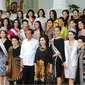 Presiden Jokowi menerima kedatangan Yayasan Putri Indonesia di Istana Kepresidenan. (Merdeka.com/ Intan Umbari Prihatin)