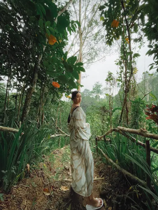 Selain itu, tentunya wanita berusia 25 tahun ini juga tetap menjaga penampilannya agar tetap stylish. Ia pun nampak mengenakan kimono sebagai outer dan setelan bikini warna hitam. (Liputan6.com/IG/anyageraldine)