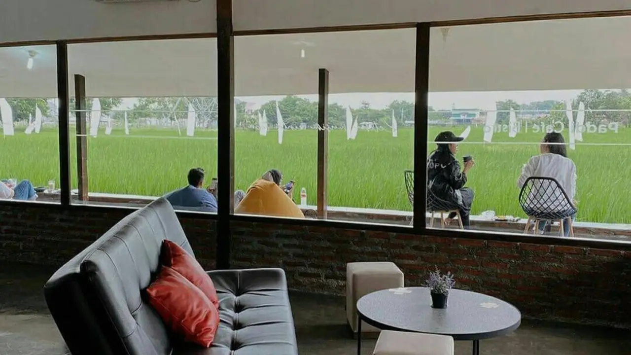 Memandangi Gunung Ciremai dari Kafe Kekinian di Tengah Sawah Cirebon