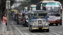 Deretan mobil Jeepney terjebak di antara kemacetan yang terjadi di Manila, Filipina, Jumat (22/11/2019). Jeepney merupakan transportasi umum paling populer dan sudah menjadi ikon di Filipina. (Bola.com/M Iqbal Ichsan)