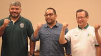 Dirut PSS Sleman, Marco Paulo Garcia (tengah) diapit oleh Direktur Keuangan PSS, Andy Wardhana (kanan) dan manajer tim, Danilo Fernando dalam perkenalan jajaran direksi, Kamis (13/8/2020). (Bola.com/Vincentius Atmaja)