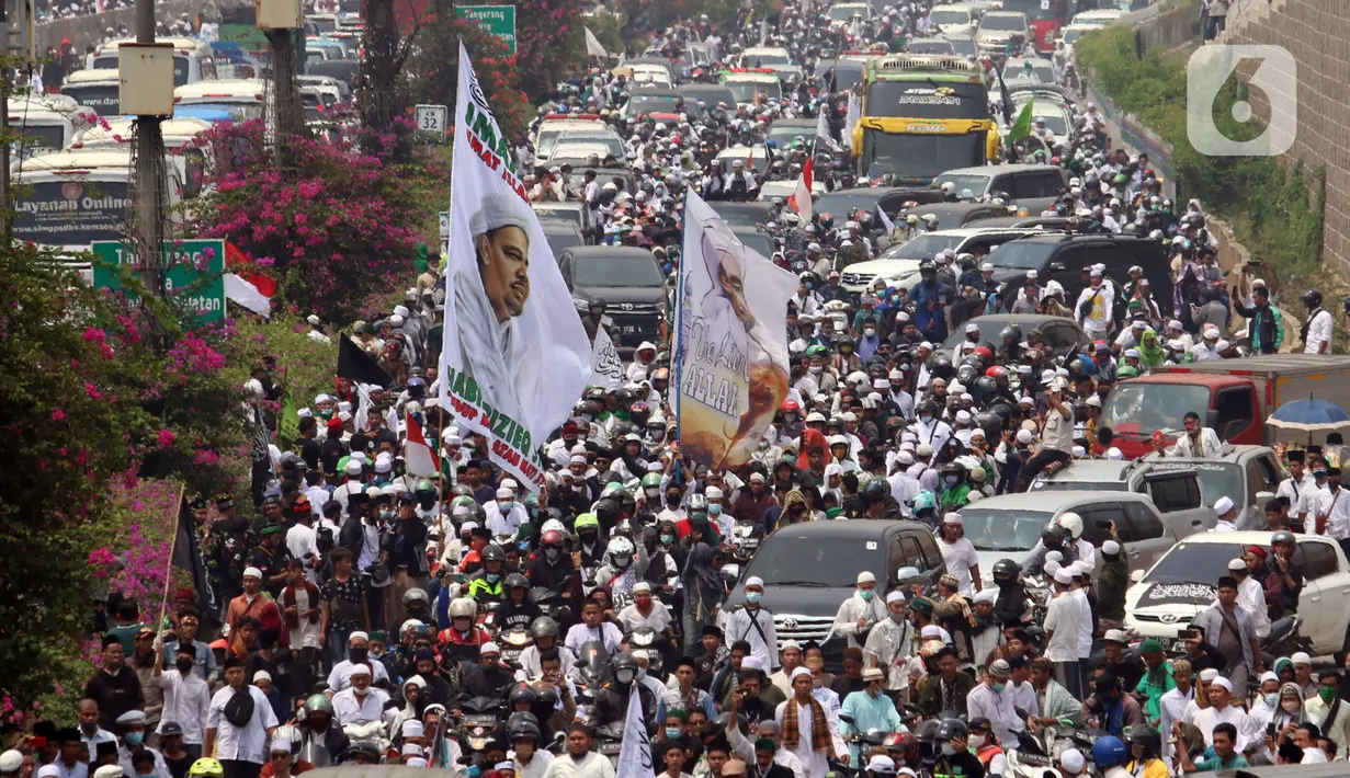 Ratusan massa berkonvoi mengawal Rizieq Shihab usai tiba di Bandara Soekarno-Hatta, Tangerang, Banten, Selasa (10/11/2020). Konvoi tersebut dilakukan untuk mengawal perjalan Rizieq Shihab menuju kediamannya di Petamburan, Jakarta. (Liputan6.com/Angga Yuniar)