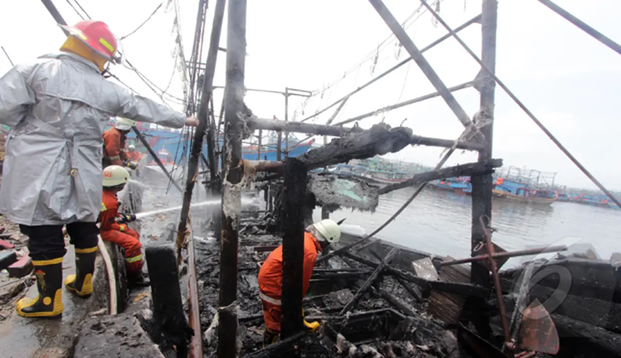 Petugas pemadam kebakaran memeriksa kapal nelayan yang terbakar di Pelabuhan Muara Angke, Jakarta, Jumat (27/2/2015). Diduga kebakaran disebabkan korsleting listrik. Kerugian ditaksir mencapai ratusan juta. (Liputan6.com/Johan Tallo)