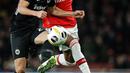 Pemain Eintracht Frankfurt, Makoto Hasebe berebut bola dengan gelandang Arsenal Joe Willock pada matchday kelima Grup F Liga Europa di Emirates Stadium, London, Kamis (28/11/2019). Arsenal ditaklukkan Eintracht Frankfurt dengan skor 1-2 di kandang mereka sendiri. (AP/Matt Dunham)