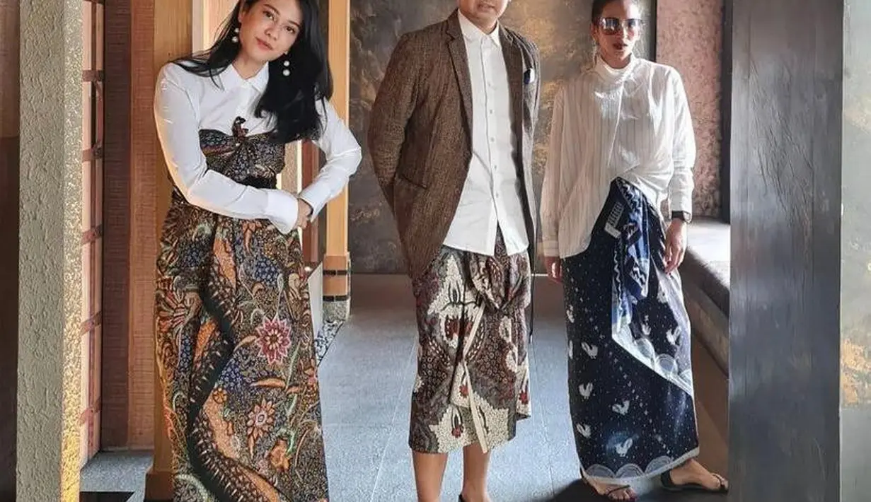 Dian Sastro kreasikan kain batik jadi wrap dress yang menawan, pakai di atas kemeja putih bikin tak membosankan. Anggun bukan? (Instagram/therealdisastr).