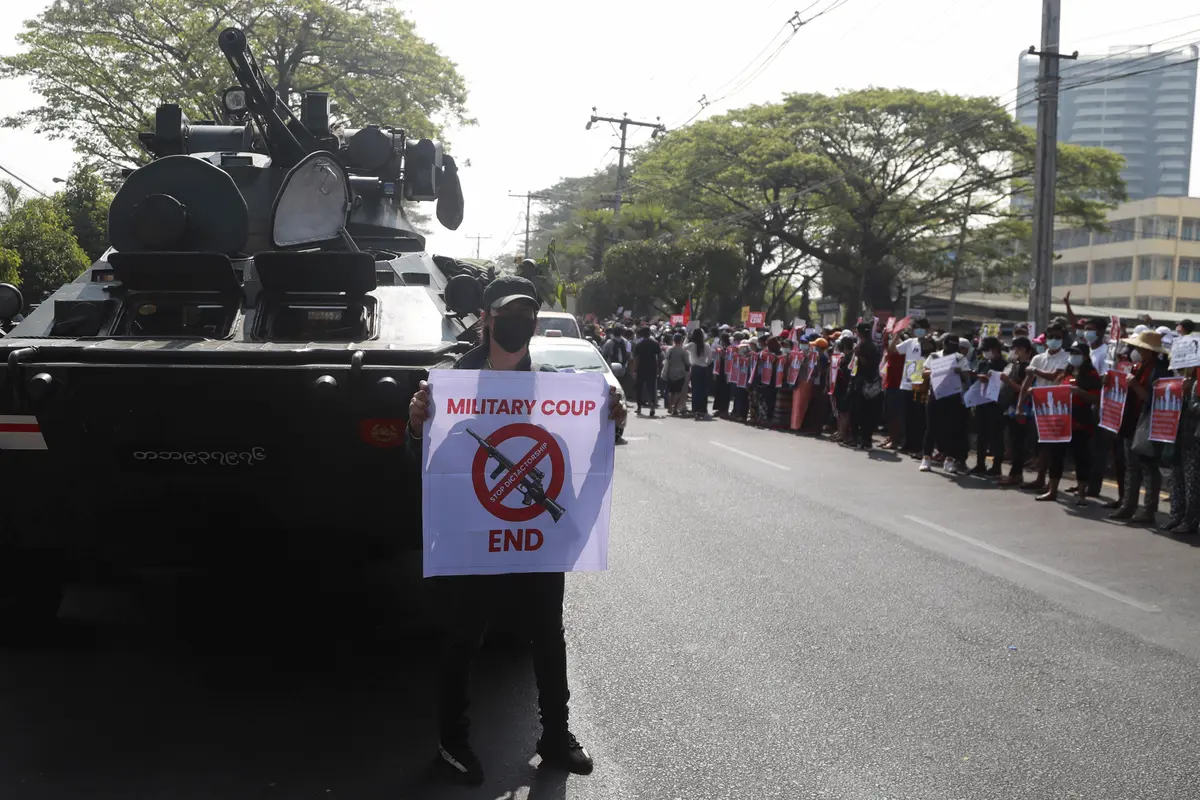 Militer Kerahkan Kendaraan Lapis Baja di Kota-Kota Myanmar