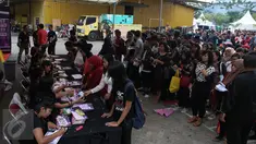 Antusias peserta mengantri untuk mendapat giliran registrasi ulang saat Audisi D Academy 3 Indosiar di Jakarta, Minggu (6/12). Berdasarkan data panitia, lebih dari enam ribu peserta yang mendaftar untuk ikut audisi. (Liputan6.com/Faizal Fanani)