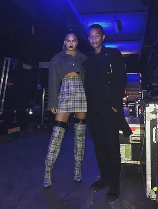 Seperti yang diwartakan E! News, Senin (4/12/2017), Chrissy menjadi lebih rakus dari biasanya. Bukan jenis makanan sehat, namun ia justru lebih mengidamkan junk food. (Instagram/johnlegend)
