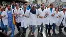 Para dokter berbaris saat unjuk rasa menuntut Presiden Venezuela Nicolas Maduro di Caracas, Venezuela, (22/5). Selama dua bulan Sedikitnya 46 orang telah meninggal saat unjuk rasa terjadi di Venezuela. (AP Photo/Ariana Cubillos)