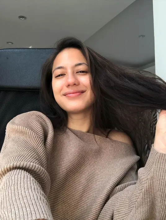 Foto pamer muka bantal sering dilakukan Pevita Pearce. Meski tanpa balutan makeup, kecantikan natural perempuan kelahiran 6 Oktober 1992 ini terlihat nyata. Wajar jika paras cantik ini berhasil membuat banyak orang terpukau. (Liputan6.com/IG/@pevpearce)