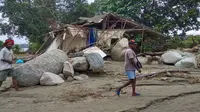 Hempasan material banjir yang merusak rumah warga di kompleks misionaris Adven Doyo, Kabupaten Jayapura. (foto: Liputan6.com / katharina janur)