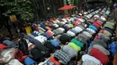 Pengunjung melaksanakan ibadah Salat Jumat di Ragunan, Jakarta, Jumat (6/5). Banyaknya pengunjung yang datang ke Ragunan membuat jamaah Salat Jumat melakukan ibadah di luar masjid. (Liputan6.com/Helmi Afandi)