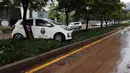 Sebuah mobil yang rusak akibat banjir terlihat di jalan setelah hujan deras di distrik Gangnam, Seoul pada Selasa (9/8/2022). Kali ini merupakan curah hujan terburuk dalam 80 tahun, menurut Administrasi Meteorologi Korea (KMA).  (YONHAP / AFP)