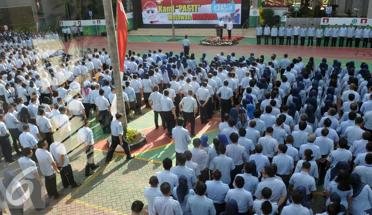 Sejumlah pegawai Kemenkumham mengikuti Suasana Apel Akbar Serentak Darurat Narkoba di Kemenkumham, Jakarta, Senin (4/4). Kemenkumham jug akan bekerjasama dengan sejumlah pihak seperti, BNN, Kepolisian, TNI, dan Menkopolhukam. (Liputan6.com/Helmi Afandi)