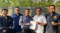 Dedi Dermawan Milaya menunjukkan surat gugatan (Reza Efendi/Liputan6.com)