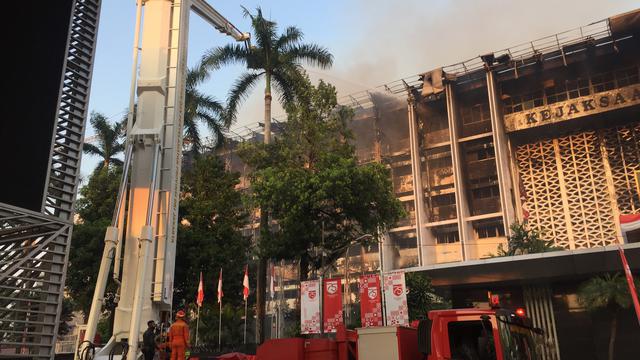 Situasi di Gedung Kejaksaan Agung yang mengalami kebakaran, Minggu (23/8/2020).