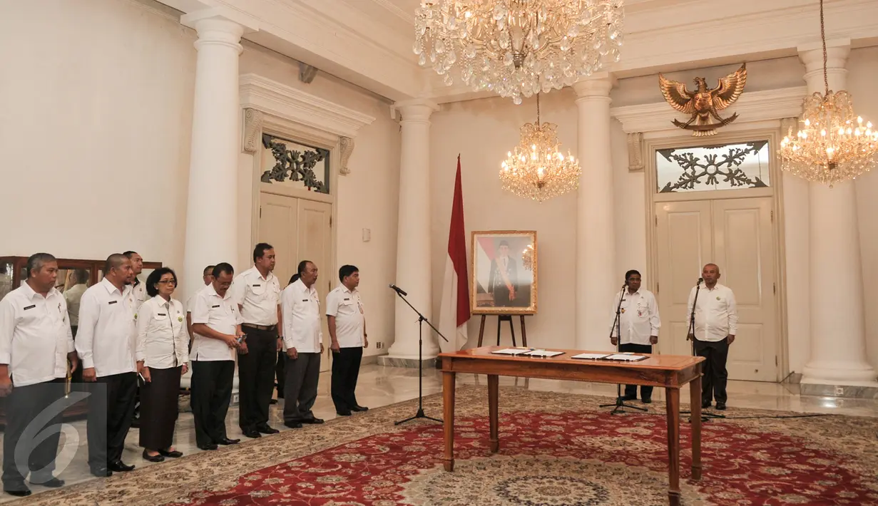 Plt Gubernur DKI Jakarta Sumarsono dan Wali Kota Bekasi Rahmat Effendi saat penyerahan 20 ribu armature lampu penerangan jalan umum bekas atau lampu bekas layak pakai, di Balai Kota DKI Jakarta, Rabu (25/1). (Liputan6.com/Yoppy Renato)