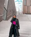 Sontek gaya edgy Zaskia Sungkar dengan padu padan coat, long sleeve, dan wide leg warna hitam. Obi belt warna pink sebagai aksesori jadi item fashion statement pada penampilanmu. Kece maksimal! (Instagram/zaskiasungkar15).