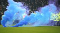 Suporter di Goodison Park melempar bom asap ke lapangan pada pertandingan Liga Inggris antara Everton Vs Liverpool, Kamis, 13 Februari 2025 dini hari WIB. (Foto AP/Dave Thompson)