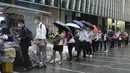 Orang-orang mengantre untuk edisi terakhir Apple Daily di stan surat kabar di sebuah jalan pusat kota di Hong Kong, Kamis (24/6/2021). Ratusan orang mengantre pada Kamis dini hari untuk membeli edisi cetak terakhir surat kabar pro-demokrasi Hong Kong, Apple Daily. ( AP Photo/Vincent Yu)