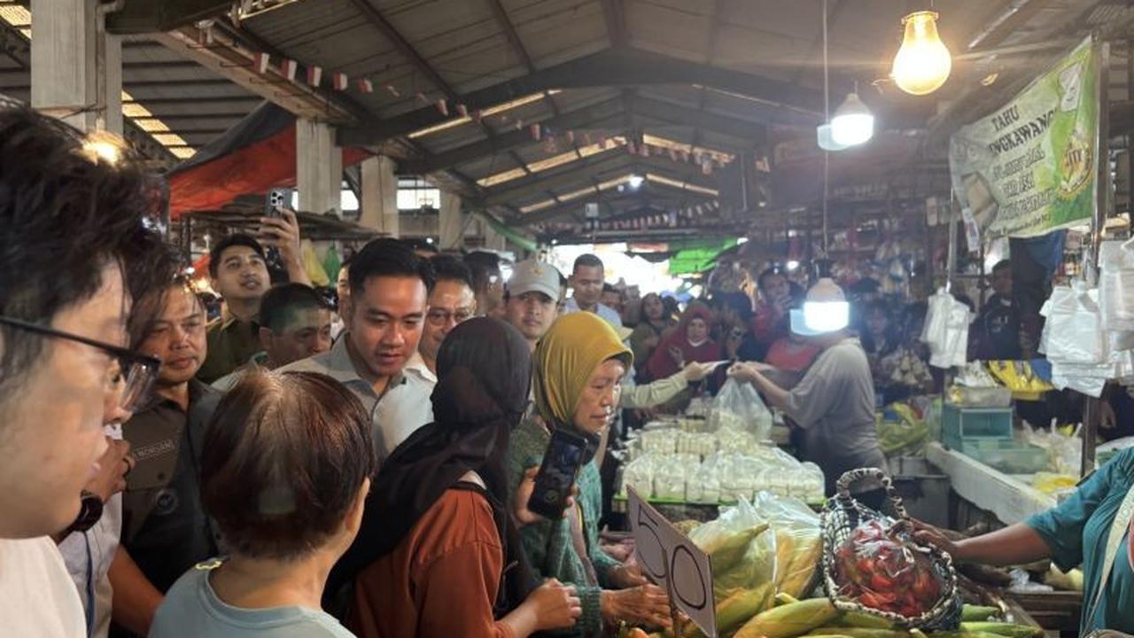 Gibran Blusukan Pontianak: Beli Sayur Pakis yang Belum Pernah Dicicipi, Harga Ikan Asin Bikin Kaget!