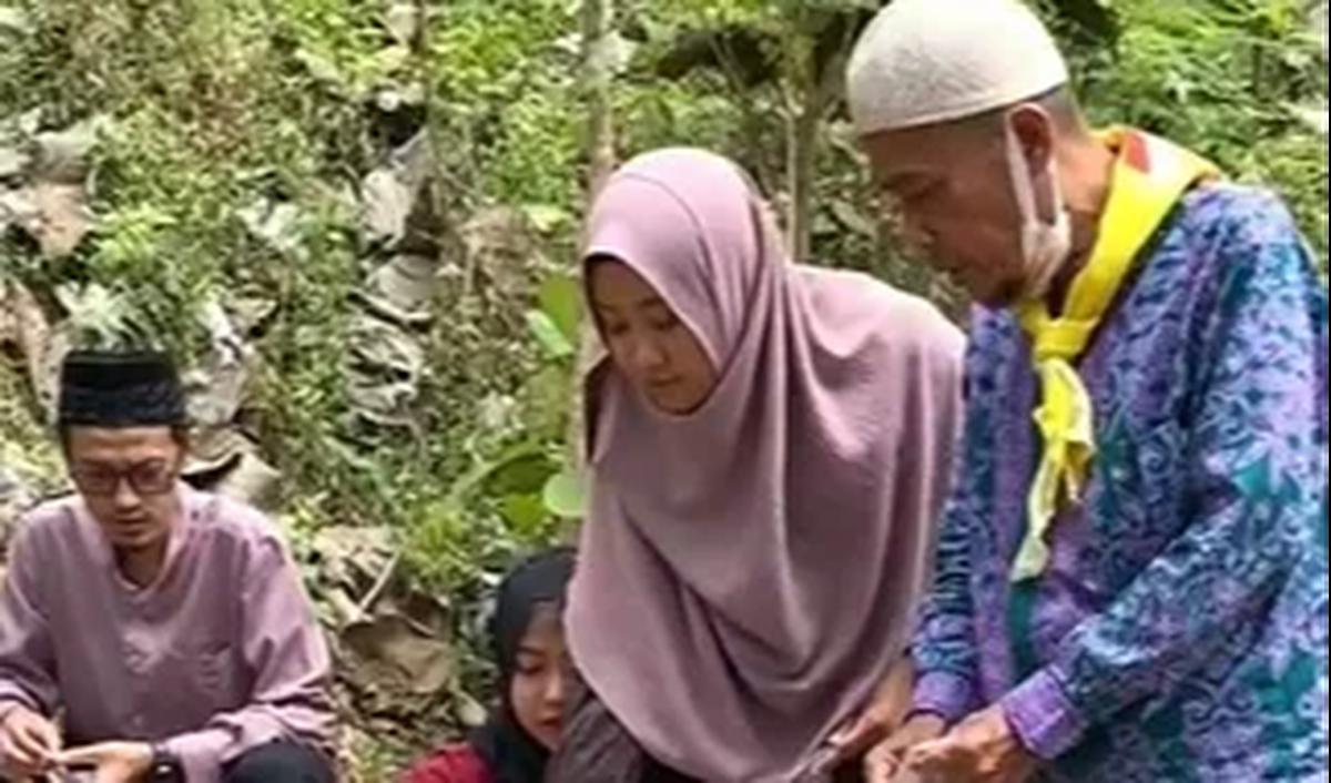 Berbeda dengan yang lain, bapak ini tak mengadakan tasyakuran terlebih dahulu setelah kepulangannya dari Tanah Suci. Bapak ini langsung menuju permakaman sang istri. Ia tampak ditemani anak-anaknya.