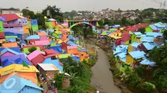 Suasana Kampung Jodipan Malang yang berada di bantaran sungai Brantas, Jawa Timur,  Kamis (5/1). Daerah ini dulu adalah pemukiman kumuh bahkan kampung tersebut termasuk dalam 11 pemukiman terkumuh di Indonesia. (Liputan6.com/Gholib)