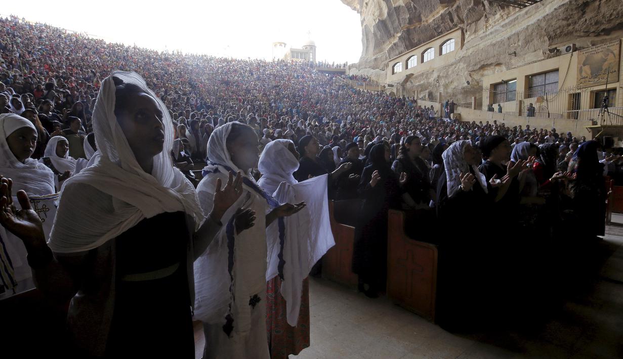 Ribuan Umat Kristen Koptik Berdoa di Lereng Gunung 