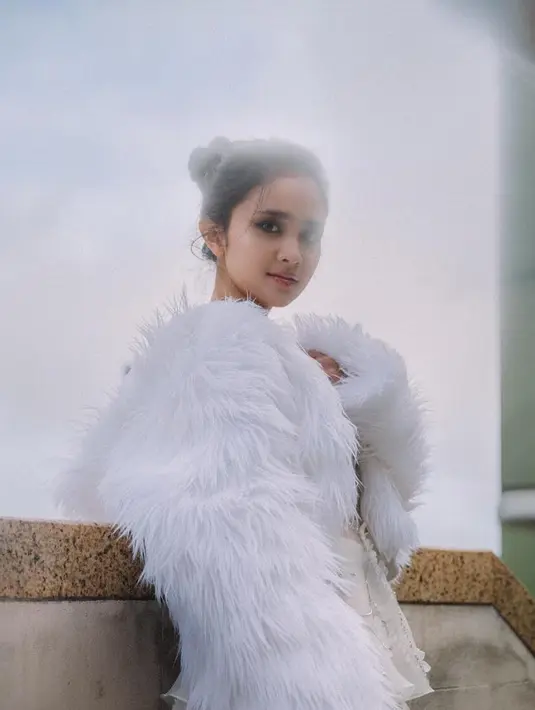 Tampil serba putih dengan gaun selutut, gaya pemain film London Love Story tersebut begitu memesona. Apalagi posenya saat berfoto, Michelle Ziudith terlihat bak model profesional. 
(Liputan6.com/IG/@michelleziu)