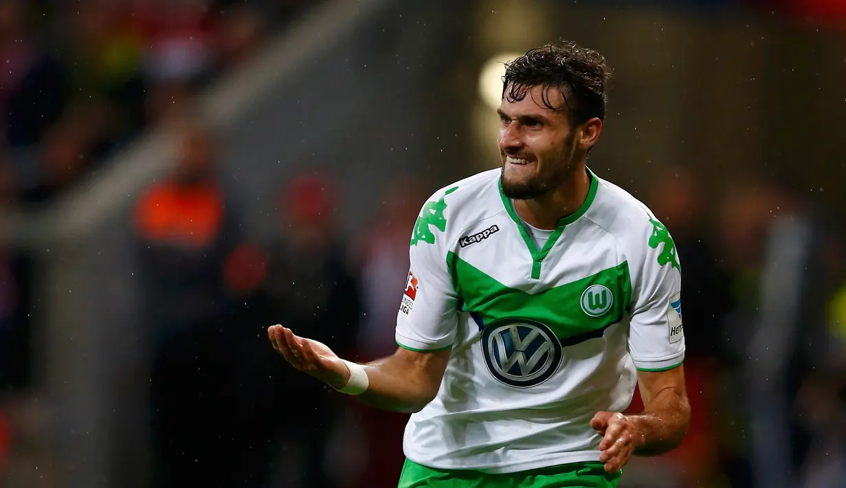 Gelandang Wolfsburg, Daniel Caligiuri melakukan selebrasi usai mencetak gol ke gawang Muenchen pada bundesliga di Allianz Arena, Rabu (23/9/2015). Muenchen menang telak atas Wolfsburg dengan skor 5-1. (REUTERS/Michael Dalder)