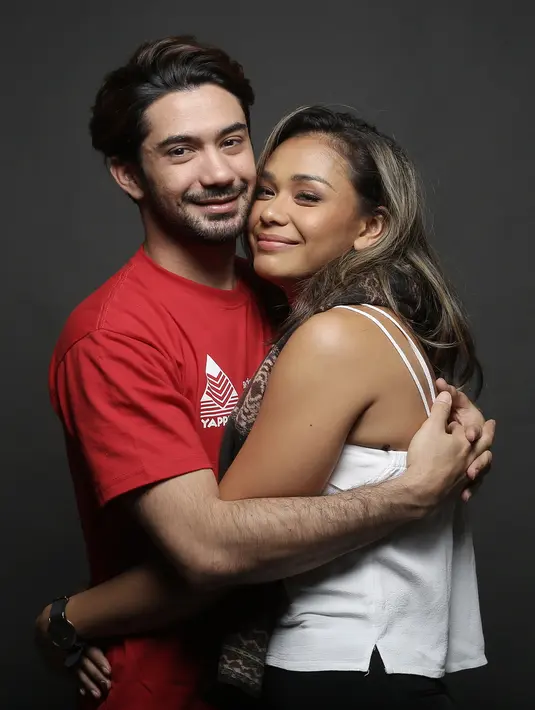 "Ketika kita bicara sebuah visual dari cerita, intimacy dari suami istri itu apa ya? Akhirnya Mas Monty memutuskan untuk hubungan suami istri yang sangat dinamis, karena Ale dan Anya itu ekspresif dan romantis sekali," ujar Adinia, Jumat (5/5). 