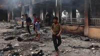 Serangan udara Israel menghantam dan menghanguskan gedung sekolah Yafa, di Kota Gaza pada 23 April 2025. (Omar AL-QATTAA/AFP)