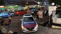 Mobil petugas kepolisian saat memasuki RSAL Mintohardjo, Jakarta, Senin (14/3). Diduga kebakaran yang menewaskan empat orang tersebut akibat korsleting listrik. (Liputan6.com/Gempur M Surya)