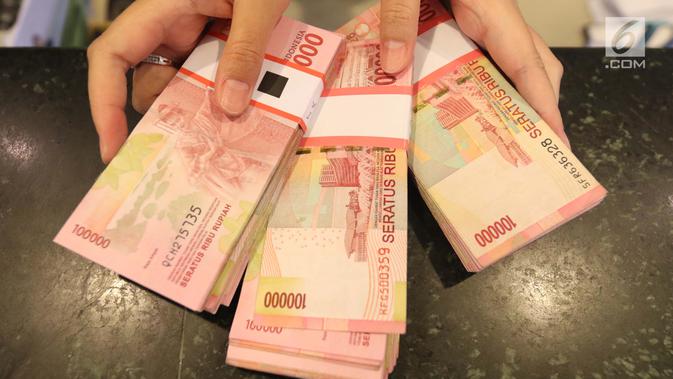 Sejumlah uang kertas rupiah ditunjukkan petugas di Bank BUMN, Jakarta, Selasa (17/4). Rupiah hari ini diperdagangkan dengan kisaran Rp 13.766 -Rp 13.778 per dolar AS. (Liputan6.com/Angga Yuniar)