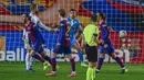 Bek Barcelona, Oscar Mingueza (kiri) melakukan selebrasi usai mencetak gol ketiga timnya ke gawang SD Huesca dalam laga lanjutan Liga Spanyol 2020/2021 pekan ke-27 di Camp Nou Stadium, Barcelona, Senin (15/3/2021). Barcelona menang 4-1 atas SD Huesca. (AP/Joan Monfort)