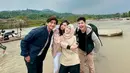 Jalani syuting bersama, para pemainnya pun kerap abadikan berbagai momen kebersamaan. Seperti halnya saat Cut Syifa, Harris Vriza, Fero Walandauw dan Afifah Ifah'nda berada di sebuah lokasi sungai. Sambil hujan-hujanan, keempatnya pun menikmati momen seru naik rakit di sungai. (Liputan6.com/IG/@cutsyifaa)