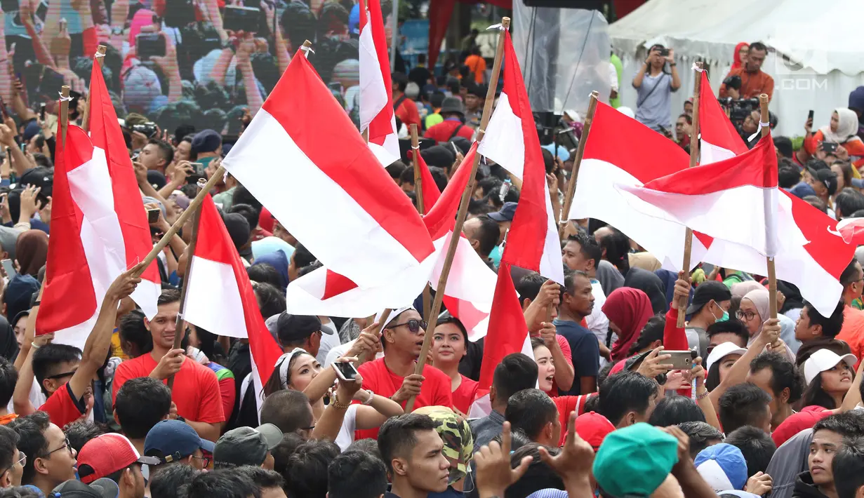 Penari menampilkan tarian Merah Putih saat peresmian pengoperasian Moda Raya Terpadu Jakarta fase 1 di Kawasan Bundaran HI, Jakarta, Minggu (24/3). Peresmian dilakukan oleh Presiden Joko Widodo, Gubernur DKI Jakarta, Anies Baswedan serta pihak terkait. (Liputan6.com/Helmi Fithriansyah)