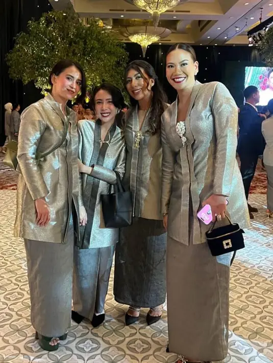 Salah satu tamu spesial yang mencuri perhatian adalah Ayu Shita, yang tampil anggun sebagai bridesmaid mengenakan kebaya kartini shimmer warna hijau sage. [@ayushita].