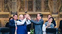 Potret Presiden Jokowi menyerahkan palu kepemimpinan kepada Perdana Menteri Narendra Modi. credit: instagram.com/jokowi.