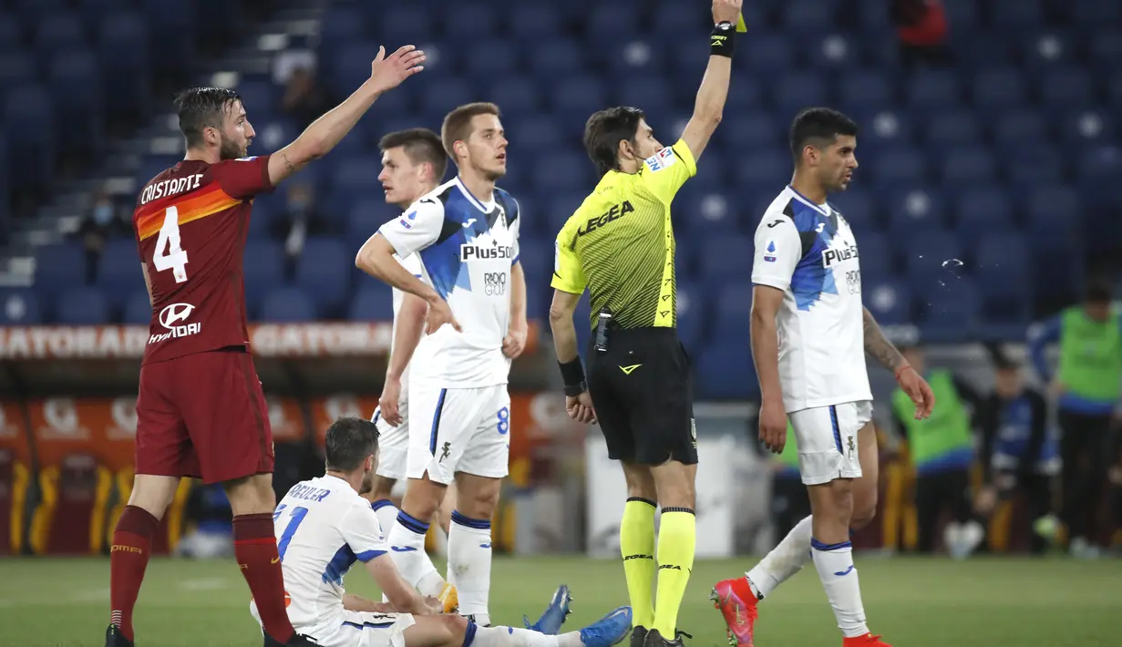 Wasit memberikan kartu merah bek AS Roma, Roger Ibanez setelah melakukan pelanggaran terhadap gelandang Atalanta, Remo Freuler pada pertandingan lanjutan Liga Serie A Italia di Stadion Olimpiade Roma, Italia, Jumat (23/4/2021). AS Roma bermain atas Atalanta 1-1. (AP Photo/Alessandra Tarantino)