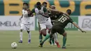 Striker Persebaya, Amido Balde, berusaha melewati hadangan pemain Tira Persikabo pada laga Piala Presiden 2019 di Stadion Si Jalakl Harupat, Soreang, Bandung, Selasa (12/3). Persebaya bermain imbang 0-0  atas Tira Persikabo. (Bola.com/Yoppy Renato)