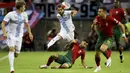 Gelandang Timnas Portugal, Bruno Fernandes (bawah) berusaha menghadang laju gelandang Luksemburg, Danel Sinani pada laga Grup J Kualifikasi Euro 2024 di Estadio Algarve, Selasa (12/9/2023) dini hari WIB. (AP Photo/Joao Matos)