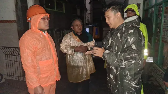 Terjadinya rumah roboh dikarenakan hujan dengan intensitas tinggi diakibatkan tergerusnya tanah yang menjadi topangan rumah dan pondasi yang kurang kuat. (Istimewa)