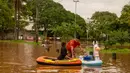 Pihak berwenang setempat dibantu sejumlah relawan langsung bergegas mengevakuasi warga yang tinggal di lingkungan Porto Alegre. (Carlos Fabal/AFP)