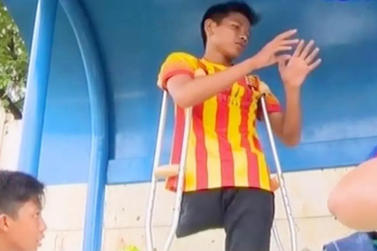 Pantang Menyerah: Chandra, Pelatih Sepak Bola Muda Berkaki Satu