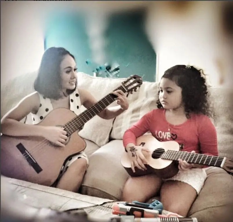 Yuni Shara ajarkan Amora bermain gitar (Foto: Instagram)