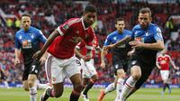 Manchester United's Marcus Rashford in action with Bournemouth's Simon Francis Britain Football Soccer - Manchester United v AFC Bournemouth - Barclays Premier League - Old Trafford - 17/5/16 Manchester United's Marcus Rashford in action with Bournemouth'
